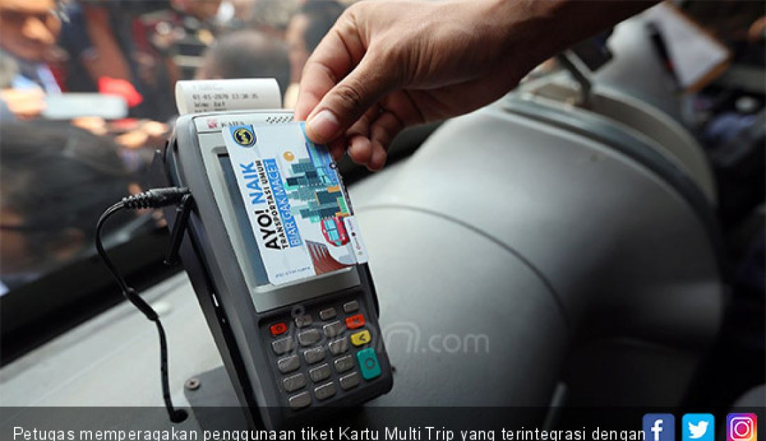 Petugas memperagakan penggunaan tiket Kartu Multi Trip yang terintegrasi dengan bus Transcommuter di Stasiun Sudirman, Jakarta, Jumat (16/3). - JPNN.com