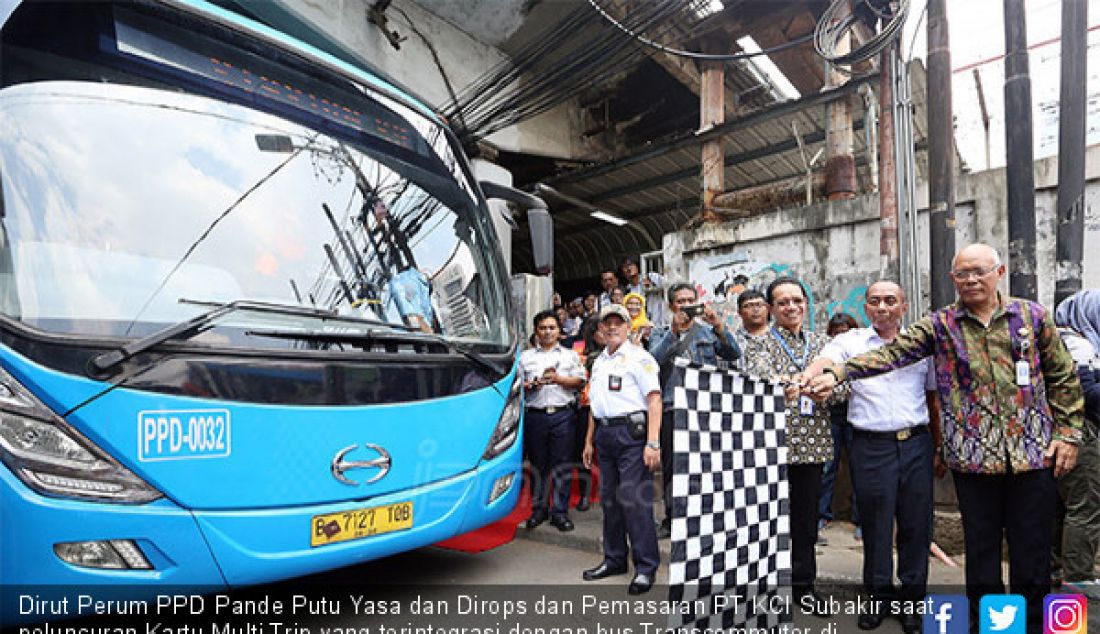 Dirut Perum PPD Pande Putu Yasa dan Dirops dan Pemasaran PT KCI Subakir saat peluncuran Kartu Multi Trip yang terintegrasi dengan bus Transcommuter di Stasiun Sudirman, Jakarta, Jumat (16/3). - JPNN.com