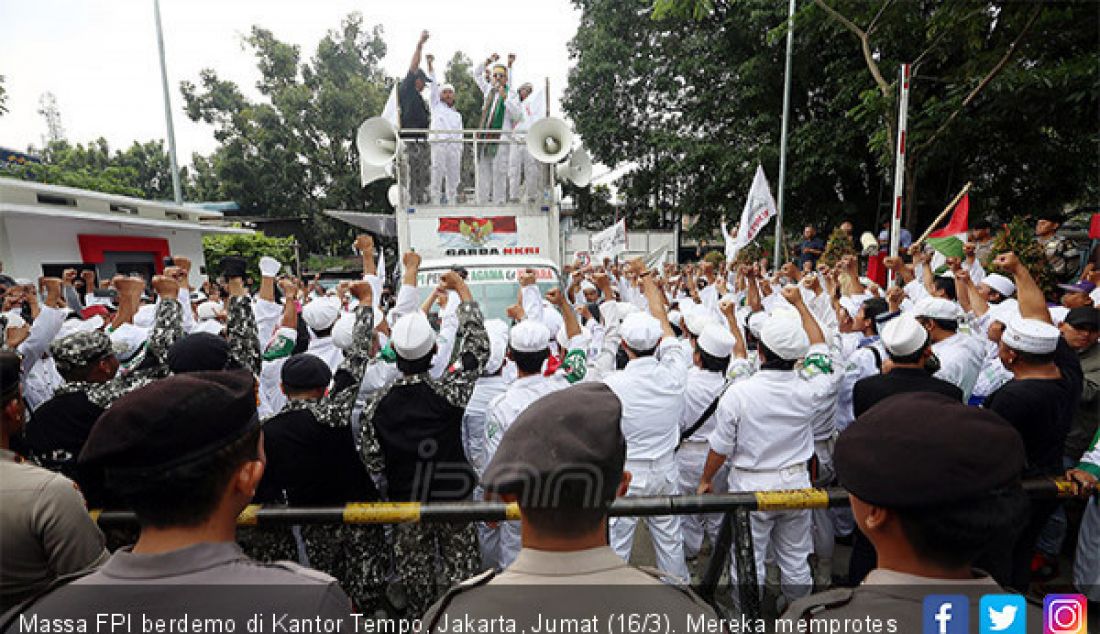 Massa FPI berdemo di Kantor Tempo, Jakarta, Jumat (16/3). Mereka memprotes karikatur yang dianggap menghina Ketua DPP FPI, Rizieq Shihab. - JPNN.com