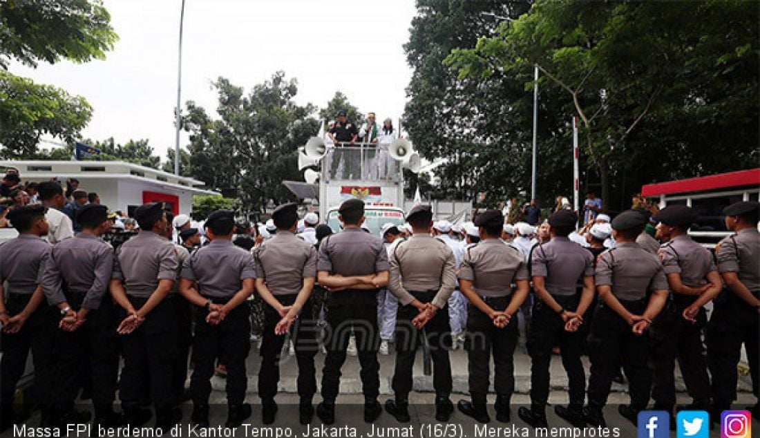 Massa FPI berdemo di Kantor Tempo, Jakarta, Jumat (16/3). Mereka memprotes karikatur yang dianggap menghina Ketua DPP FPI, Rizieq Shihab. - JPNN.com