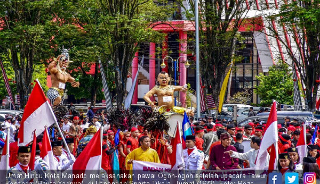 Umat Hindu Kota Manado melaksanakan pawai Ogoh-ogoh setelah upacara Tawur Kesanga (Bhuta Yadnya), di Lapangan Sparta Tikala, Jumat (16/3). - JPNN.com
