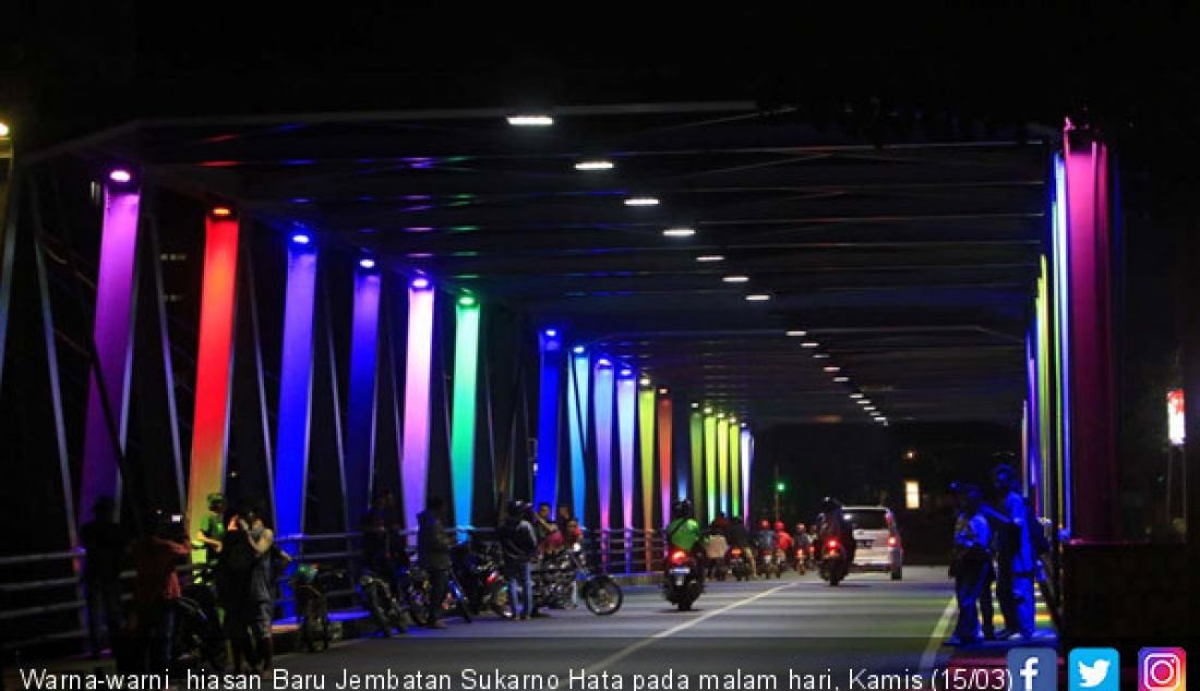 Warna-warni hiasan Baru Jembatan Sukarno Hata pada malam hari, Kamis (15/03) Kota Malang, Jawa Timur. - JPNN.com