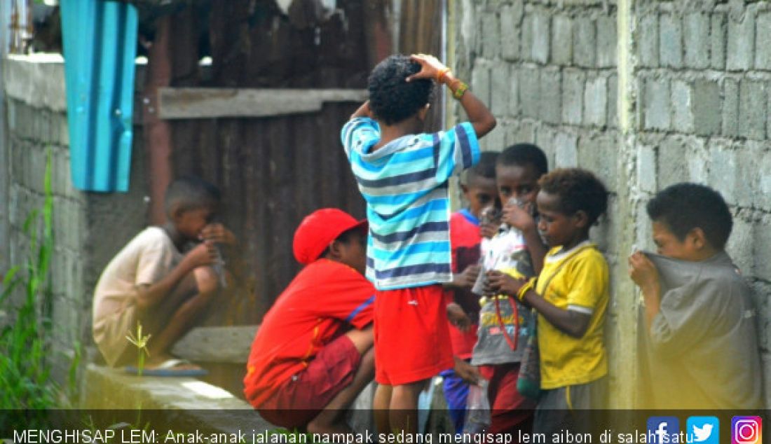 MENGHISAP LEM: Anak-anak jalanan nampak sedang mengisap lem aibon di salah satu sudut Kota Timika beberapa waktu lalu. - JPNN.com