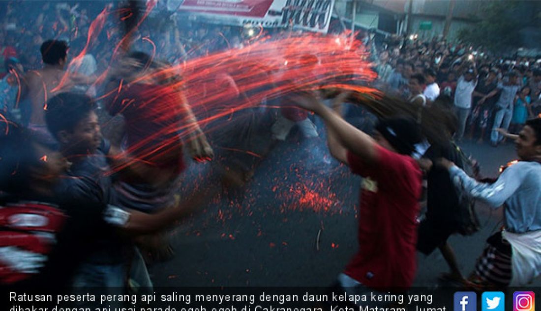 Ratusan peserta perang api saling menyerang dengan daun kelapa kering yang dibakar dengan api usai parade ogoh-ogoh di Cakranegara, Kota Mataram, Jumat (16/3) lalu. - JPNN.com
