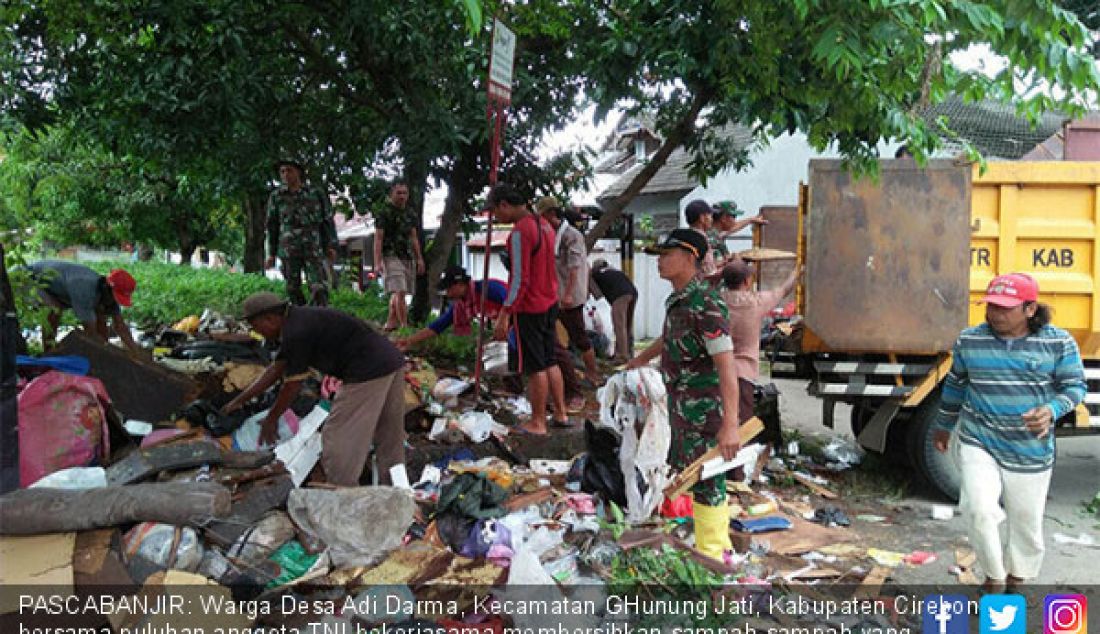PASCABANJIR: Warga Desa Adi Darma, Kecamatan GHunung Jati, Kabupaten Cirebon bersama puluhan anggota TNI bekerjasama membersihkan sampah-sampah yang berserakan pascabanjir, Minggu (18/3). - JPNN.com