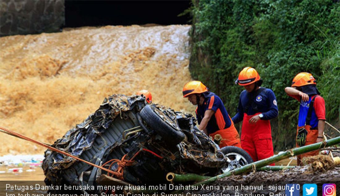 Petugas Damkar berusaka mengevakuasi mobil Daihatsu Xenia yang hanyut sejauh 10 km terbawa derasnya aliran Sungai Cicabe di Sungai Cipamokolan, Bandung, Rabu (21/3). Mobil itu diketahui milik Adang Priatna. - JPNN.com