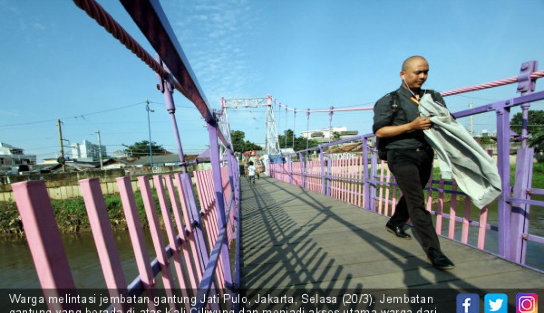 Warga melintasi jembatan gantung Jati Pulo, Jakarta, Selasa (20/3). Jembatan gantung yang berada di atas Kali Ciliwung dan menjadi akses utama warga dari Jati Pulo ke Cideng maupun sebaliknya itu sudah kembali difungsikan. - JPNN.com