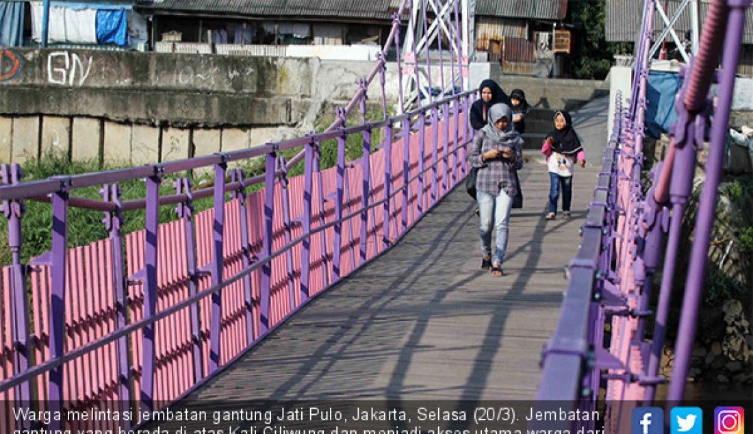 Warga melintasi jembatan gantung Jati Pulo, Jakarta, Selasa (20/3). Jembatan gantung yang berada di atas Kali Ciliwung dan menjadi akses utama warga dari Jati Pulo ke Cideng maupun sebaliknya itu sudah kembali difungsikan. - JPNN.com