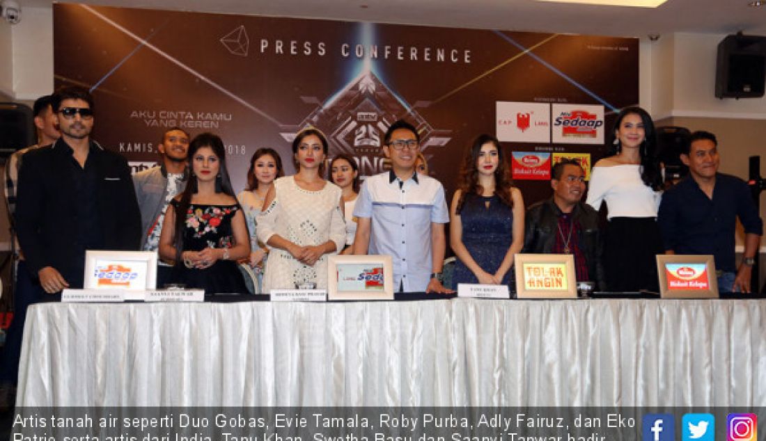 Artis tanah air seperti Duo Gobas, Evie Tamala, Roby Purba, Adly Fairuz, dan Eko Patrio serta artis dari India, Tanu Khan, Swetha Basu dan Saanvi Tanwar hadir dalam acara konferensi pers HUT ANTV ke 25, Jakarta, Kamis (22/3). - JPNN.com