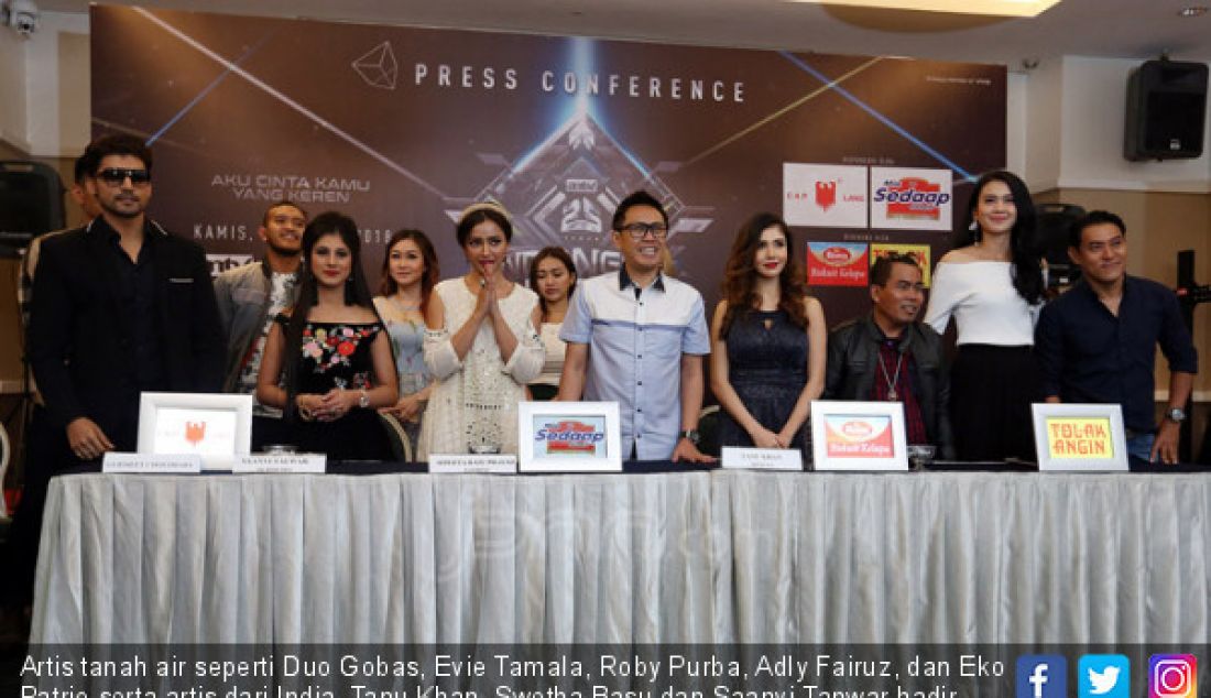 Artis tanah air seperti Duo Gobas, Evie Tamala, Roby Purba, Adly Fairuz, dan Eko Patrio serta artis dari India, Tanu Khan, Swetha Basu dan Saanvi Tanwar hadir dalam acara konferensi pers HUT ANTV ke 25, Jakarta, Kamis (22/3). - JPNN.com