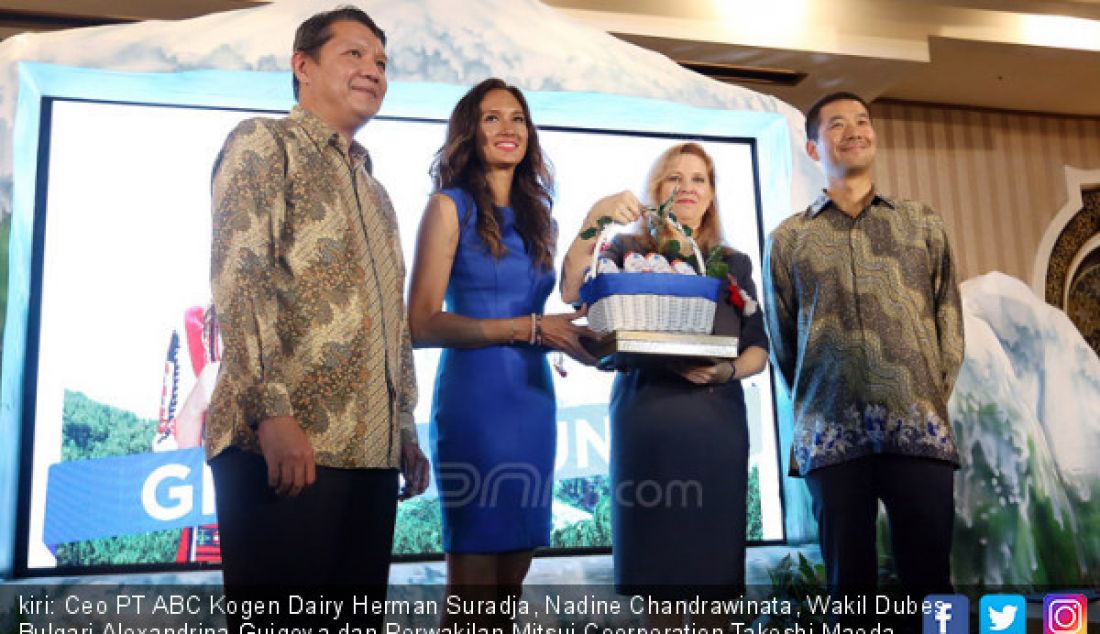 kiri: Ceo PT ABC Kogen Dairy Herman Suradja, Nadine Chandrawinata, Wakil Dubes Bulgari Alexandrina Guigova dan Perwakilan Mitsui Coorperation Takeshi Maeda saat peluncuran KIN Bulgarian Yogurt, Jakarta, Kamis (22/3). - JPNN.com