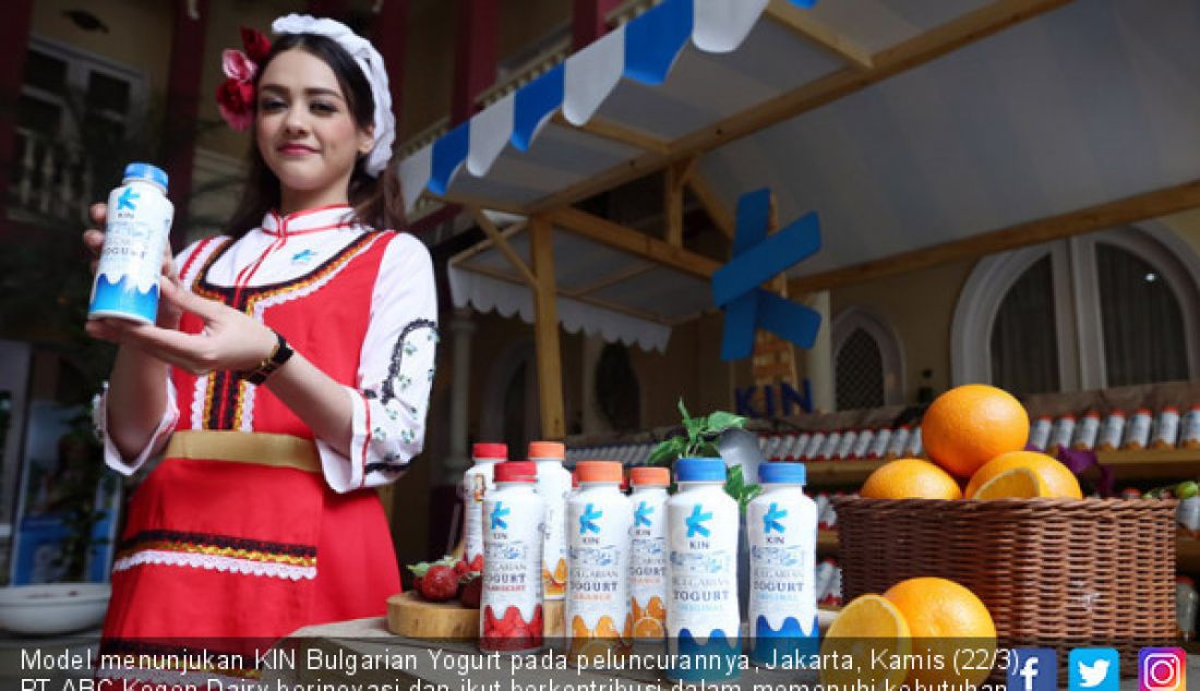 Model menunjukan KIN Bulgarian Yogurt pada peluncurannya, Jakarta, Kamis (22/3). PT ABC Kogen Dairy berinovasi dan ikut berkontribusi dalam memenuhi kebutuhan pasar akan produk minuman berbasis susu yang kemasannya di proses dengan teknologi aseptic filling sehingga menjaga produk tetap fresh tanpa bahan pengawet. - JPNN.com