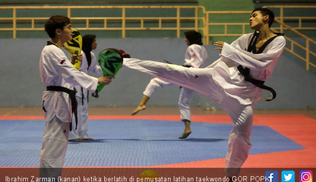 Ibrahim Zarman (kanan) ketika berlatih di pemusatan latihan taekwondo GOR POPKI Cibubur, Kamis 22/3. - JPNN.com