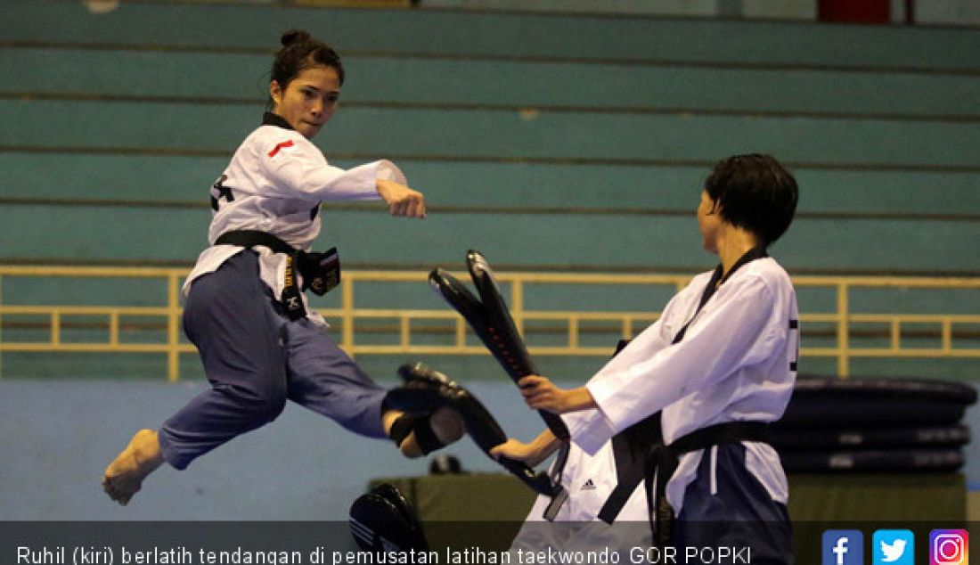 Ruhil (kiri) berlatih tendangan di pemusatan latihan taekwondo GOR POPKI Cibubur, Kamis 22/3. - JPNN.com