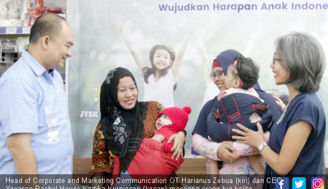 Head of Corporate and Marketing Communication OT Harianus Zebua (kiri) dan CEO Yayasan Rachel House Kartika Kurniasari (kanan) menyapa orang tua balita penderita sakit serius selepas penyerahan donasi, Jakarta, Jumat (23/3). - JPNN.com