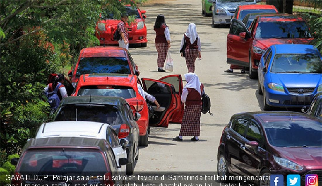 GAYA HIDUP: Pelajar salah satu sekolah favorit di Samarinda terlihat mengendarai mobil mereka sendiri saat pulang sekolah. Foto diambil pekan lalu. - JPNN.com