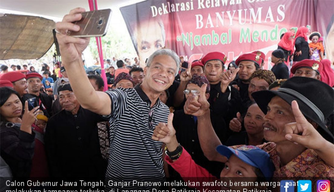 Calon Gubernur Jawa Tengah, Ganjar Pranowo melakukan swafoto bersama warga, saat melakukan kampanye terbuka di Lapangan Desa Patikraja Kecamatan Patikraja, Banyumas Minggu (25/3) sore. - JPNN.com
