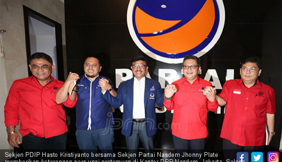 Sekjen PDIP Hasto Kristiyanto bersama Sekjen Partai Nasdem Jhonny Plate memberikan keterangan pers usai pertemuan di Kantor DPP Nasdem, Jakarta, Selasa (3/4). - JPNN.com