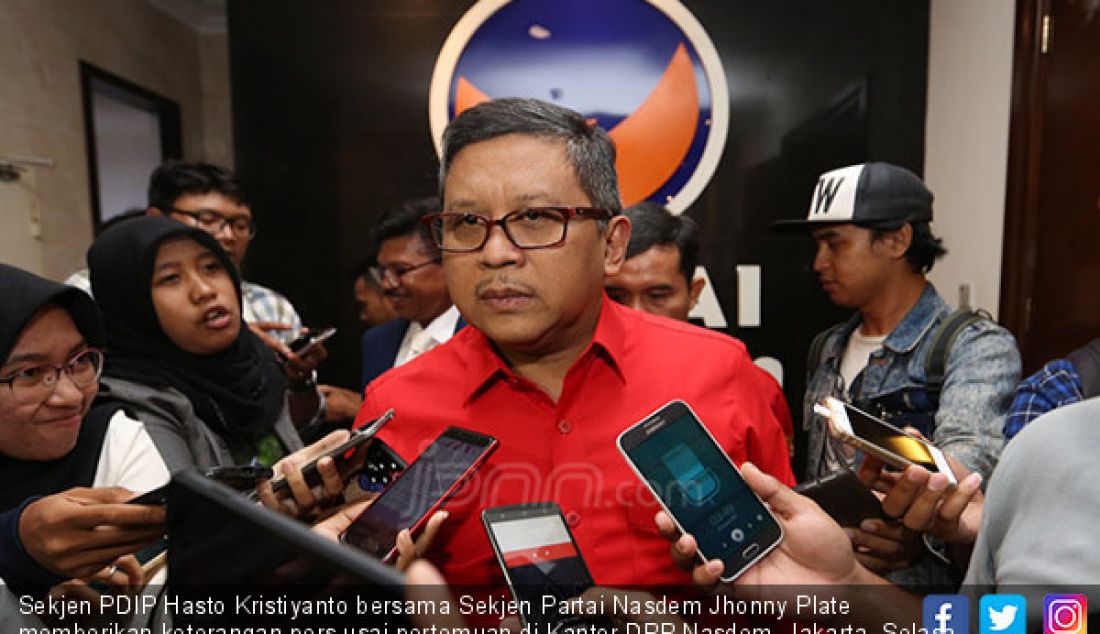 Sekjen PDIP Hasto Kristiyanto bersama Sekjen Partai Nasdem Jhonny Plate memberikan keterangan pers usai pertemuan di Kantor DPP Nasdem, Jakarta, Selasa (3/4). - JPNN.com