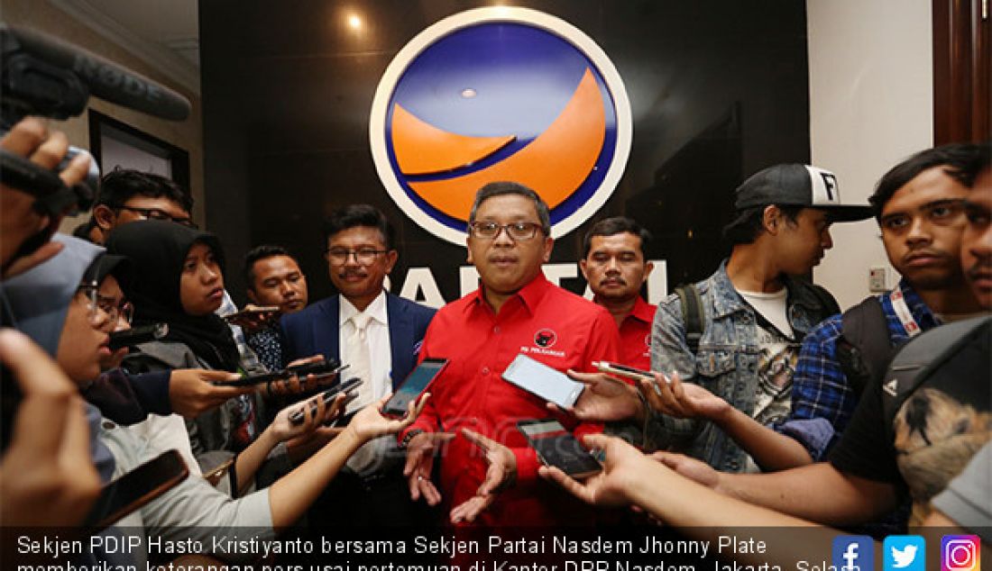 Sekjen PDIP Hasto Kristiyanto bersama Sekjen Partai Nasdem Jhonny Plate memberikan keterangan pers usai pertemuan di Kantor DPP Nasdem, Jakarta, Selasa (3/4). - JPNN.com