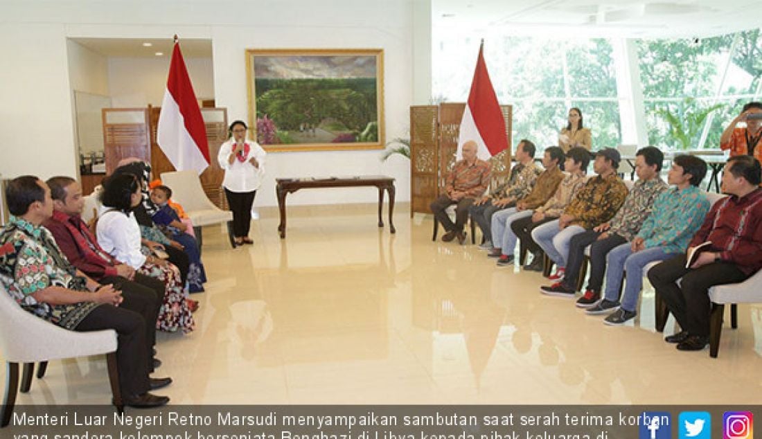 Menteri Luar Negeri Retno Marsudi menyampaikan sambutan saat serah terima korban yang sandera kelompok bersenjata Benghazi di Libya kepada pihak keluarga di Kantin Diplomasi, Kementerian Luar Negeri, Jakarta, Senin (2/4). - JPNN.com