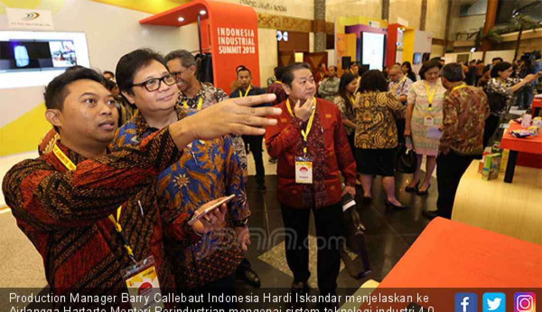Production Manager Barry Callebaut Indonesia Hardi Iskandar menjelaskan ke Airlangga Hartarto Menteri Perindustrian mengenai sistem teknologi industri 4.0 saat pameran Indonesia Industrial Summit (IIS) 2018 di Jakarta (4/4). - JPNN.com