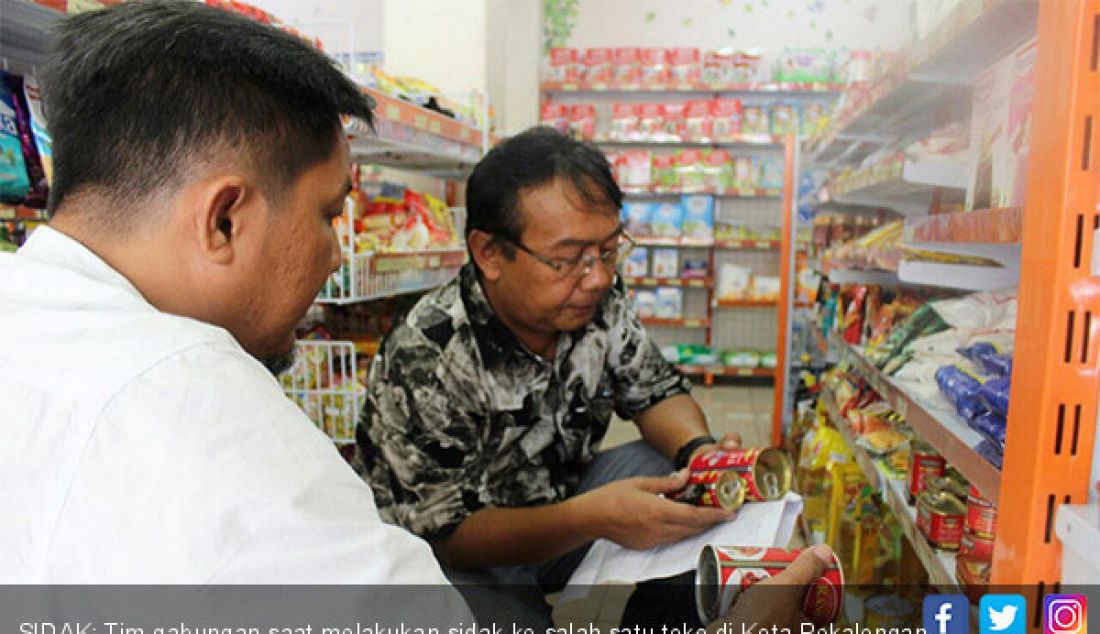  SIDAK: Tim gabungan saat melakukan sidak ke salah satu toko di Kota Pekalongan untuk mengecek peredaran produk ikan makarel kaleng, Selasa (3/4). - JPNN.com