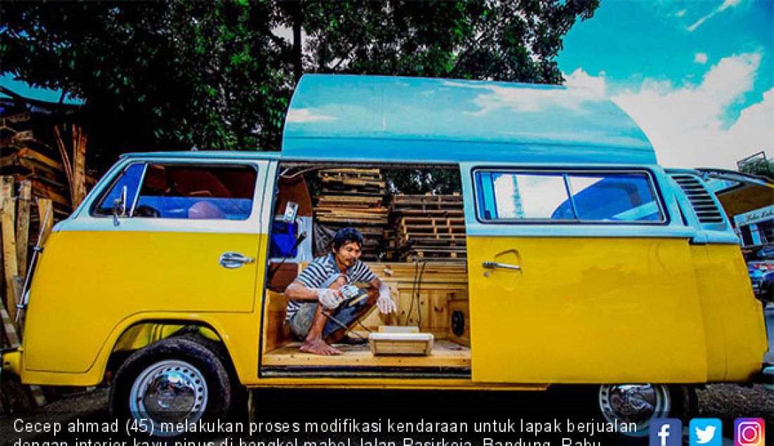 Cecep ahmad (45) melakukan proses modifikasi kendaraan untuk lapak berjualan dengan interior kayu pinus di bengkel mabel Jalan Pasirkoja, Bandung, Rabu (4/4). Jasa modifikasi berkisar Rp.6.000.000 hingga Belasan Juta Rupiah. - JPNN.com