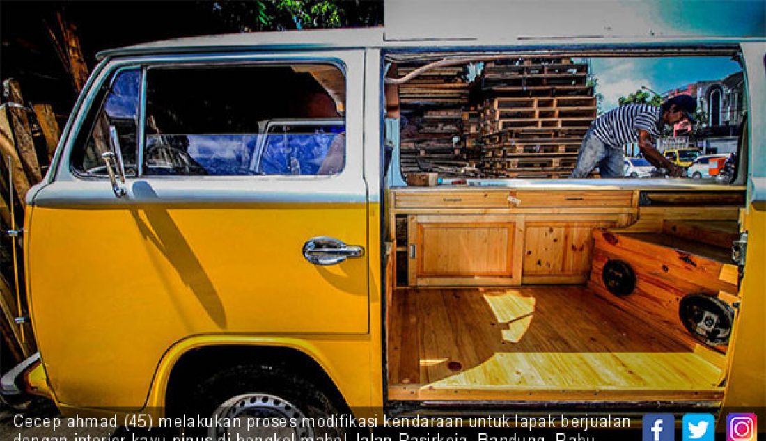 Cecep ahmad (45) melakukan proses modifikasi kendaraan untuk lapak berjualan dengan interior kayu pinus di bengkel mabel Jalan Pasirkoja, Bandung, Rabu (4/4). Jasa modifikasi berkisar Rp.6.000.000 hingga Belasan Juta Rupiah. - JPNN.com