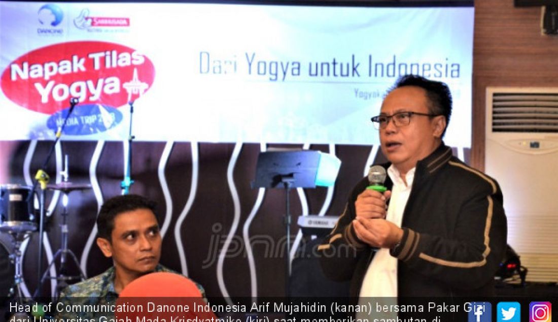 Head of Communication Danone Indonesia Arif Mujahidin (kanan) bersama Pakar Gizi dari Universitas Gajah Mada Krisdyatmiko (kiri) saat memberikan sambutan di acara ramah tamah Napak Tilas Media 2018 dengan tema 