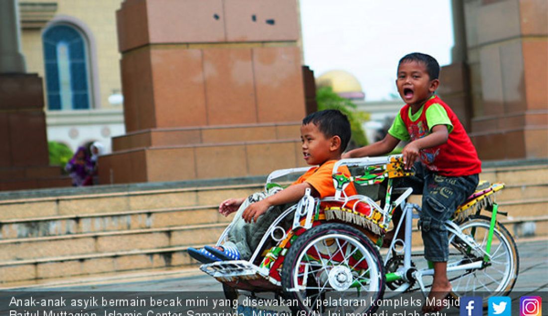 Anak-anak asyik bermain becak mini yang disewakan di pelataran kompleks Masjid Baitul Muttaqien, Islamic Center Samarinda, Minggu (8/4). Ini menjadi salah satu wahana bermain di Kota Tepian untuk menumbuhkan karakter anak. - JPNN.com