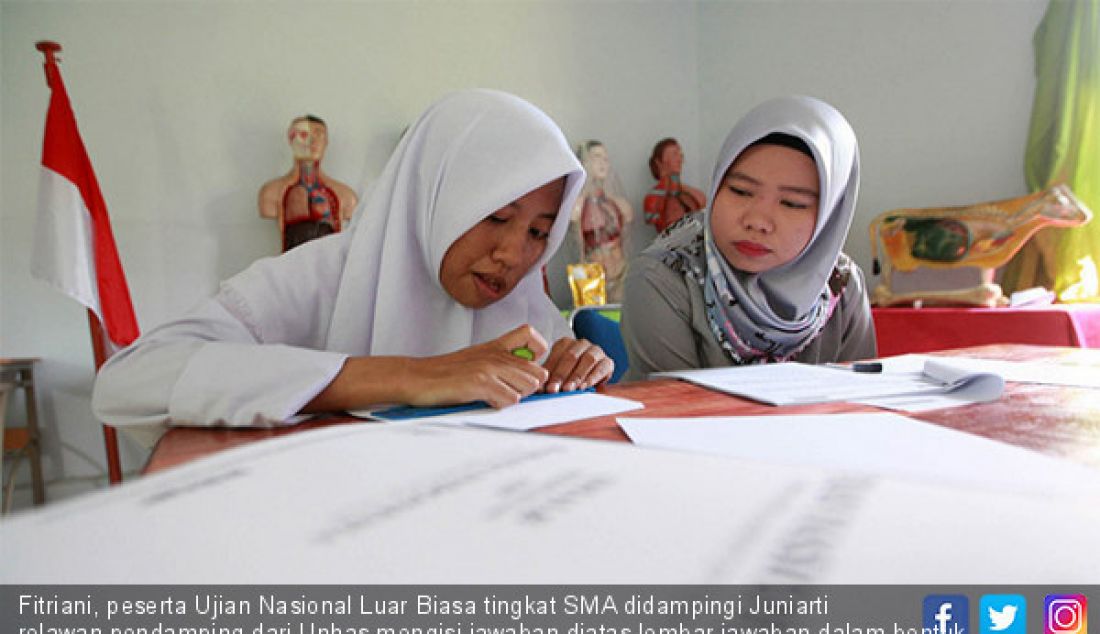 Fitriani, peserta Ujian Nasional Luar Biasa tingkat SMA didampingi Juniarti relawan pendamping dari Unhas mengisi jawaban diatas lembar jawaban dalam bentuk Braille, Makassar, Senin (9/4). - JPNN.com