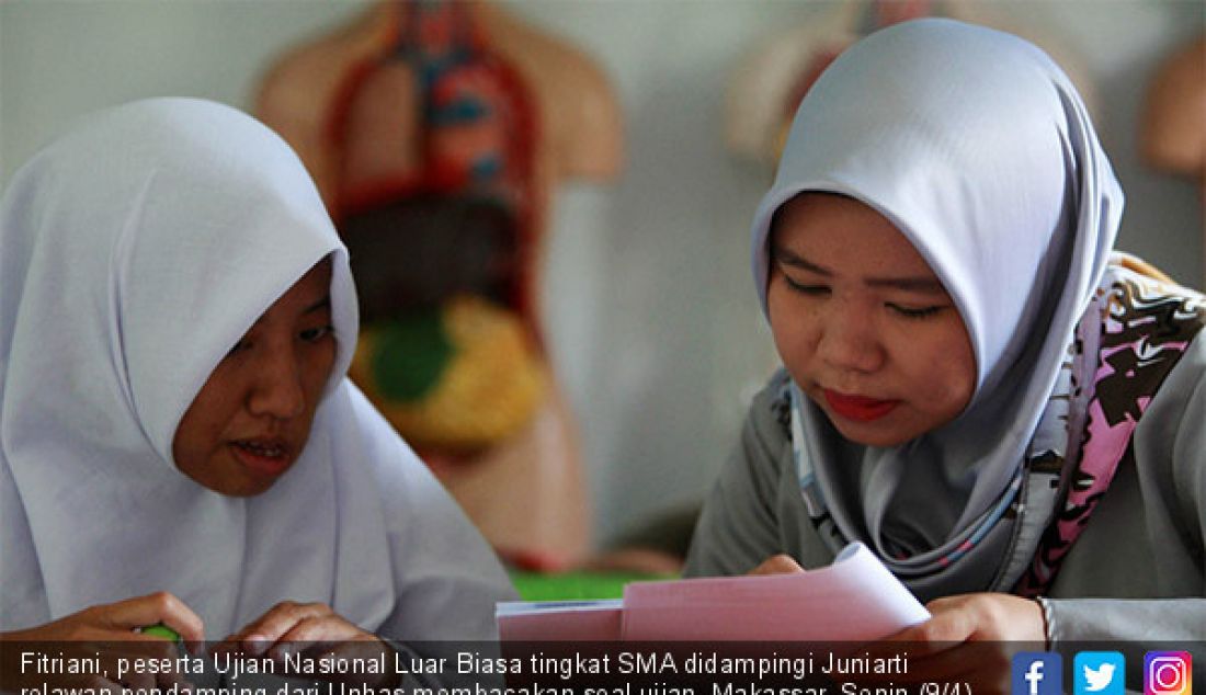 Fitriani, peserta Ujian Nasional Luar Biasa tingkat SMA didampingi Juniarti relawan pendamping dari Unhas membacakan soal ujian, Makassar, Senin (9/4). - JPNN.com