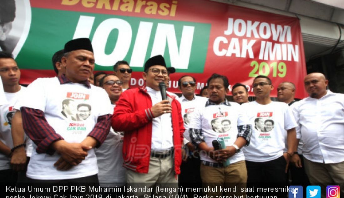 Ketua Umum DPP PKB Muhaimin Iskandar (tengah) memukul kendi saat meresmikan posko Jokowi Cak Imin 2019 di Jakarta, Selasa (10/4). Posko tersebut bertujuan untuk mendorong dan mendukung pasangan Joko Widodo dan Muhaimin Iskandar dalam pilpres 2019 mendatang. Perpaduan Jokowi dengan Cak Imin akan melahirkan kekuatan poros nasionalis-Islam moderat. - JPNN.com