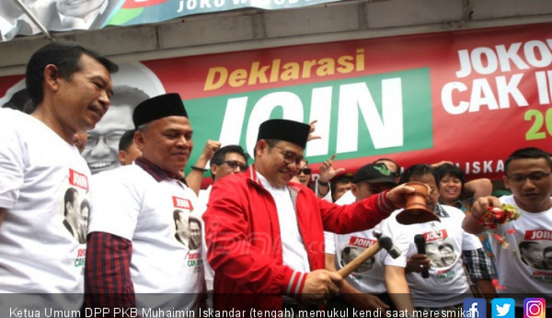 Ketua Umum DPP PKB Muhaimin Iskandar (tengah) memukul kendi saat meresmikan posko Jokowi Cak Imin 2019 di Jakarta, Selasa (10/4). - JPNN.com