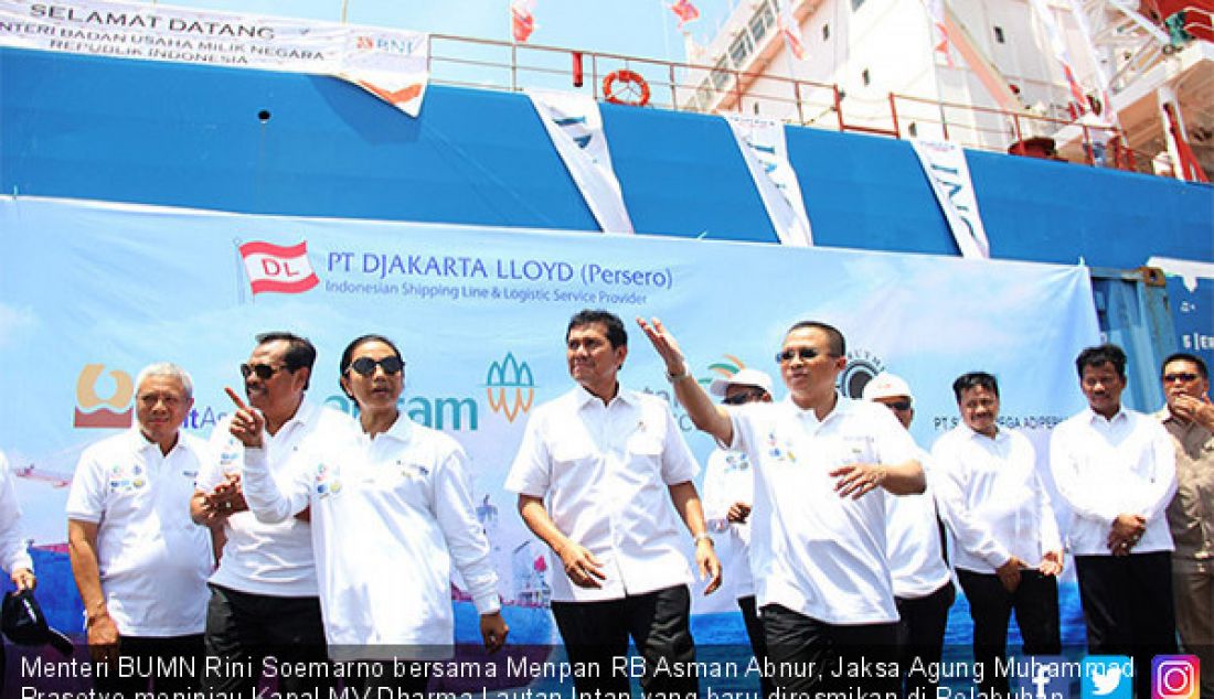 Menteri BUMN Rini Soemarno bersama Menpan RB Asman Abnur, Jaksa Agung Muhammad Prasetyo meninjau Kapal MV Dharma Lautan Intan yang baru diresmikan di Pelabuhan Batuampar, Batam, Rabu (11/4). - JPNN.com