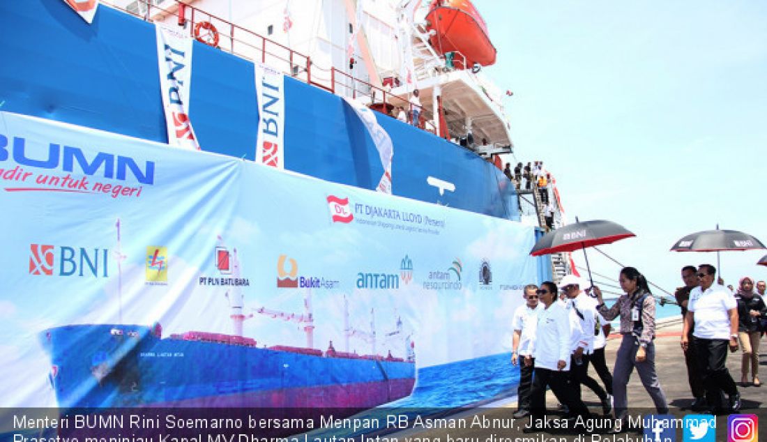 Menteri BUMN Rini Soemarno bersama Menpan RB Asman Abnur, Jaksa Agung Muhammad Prasetyo meninjau Kapal MV Dharma Lautan Intan yang baru diresmikan di Pelabuhan Batuampar, Batam, Rabu (11/4). - JPNN.com