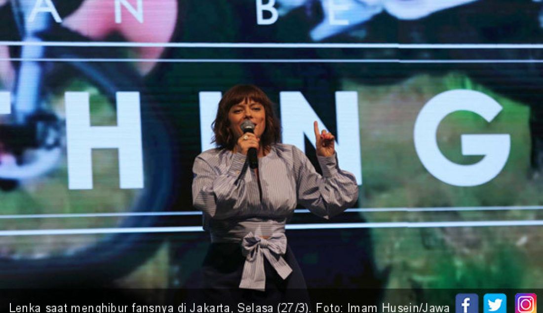 Lenka saat menghibur fansnya di Jakarta, Selasa (27/3). - JPNN.com