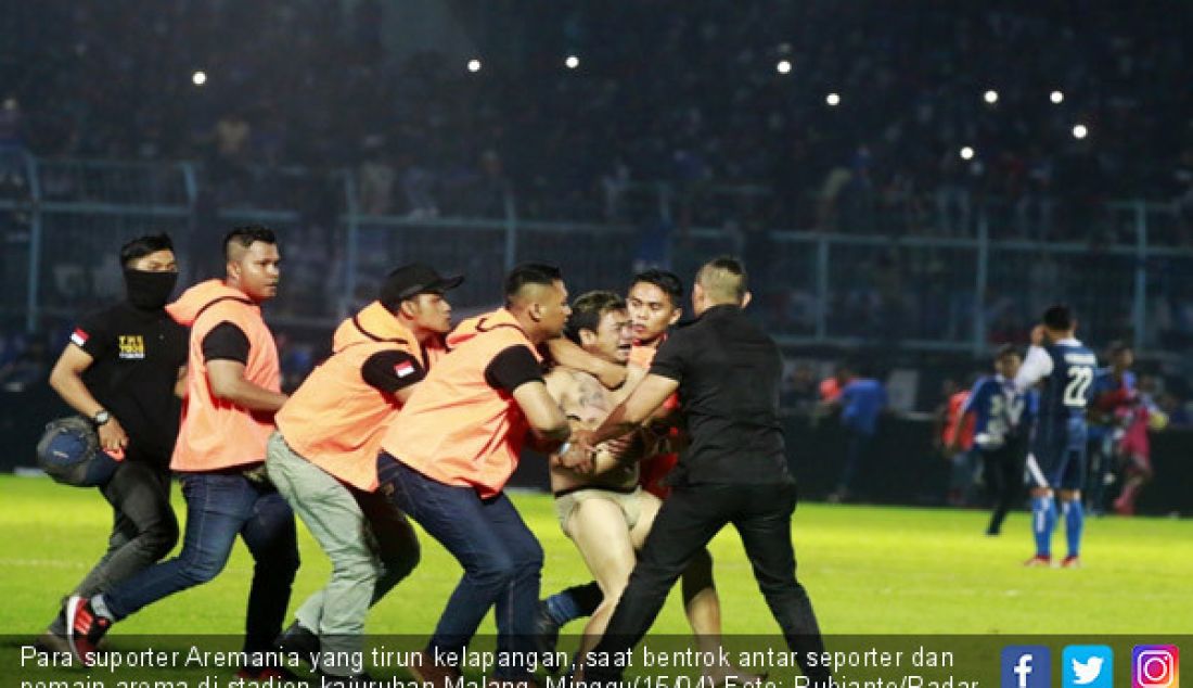 Para suporter Aremania yang tirun kelapangan,,saat bentrok antar seporter dan pemain arema di stadion kajuruhan Malang, Minggu(15/04) - JPNN.com