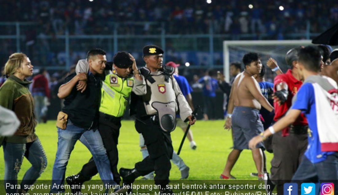 Para suporter Aremania yang tirun kelapangan,,saat bentrok antar seporter dan pemain arema di stadion kajuruhan Malang, Minggu(15/04) - JPNN.com