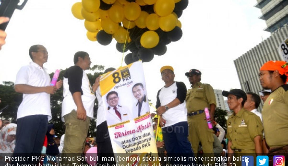 Presiden PKS Mohamad Sohibul Iman (bertopi) secara simbolis menerbangkan balon dan banner bertuliskan 'Terima Kasih atas do'a dan dukungannya kepada PKS 20 tahun' dalam Gebyar Milad 20 Tahun PKS di Jakarta, Minggu (15/4). - JPNN.com