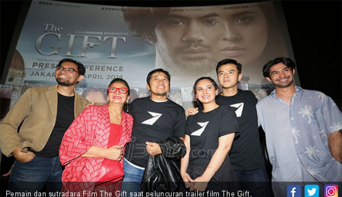 Pemain dan sutradara Film The Gift saat peluncuran trailer film The Gift, Jakarta, Selasa (17/4). - JPNN.com