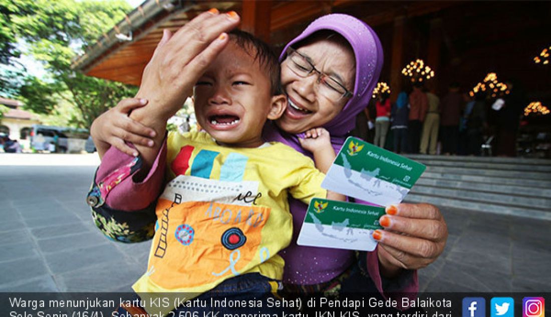 Warga menunjukan kartu KIS (Kartu Indonesia Sehat) di Pendapi Gede Balaikota Solo,Senin (16/4). Sebanyak 2.506 KK menerima kartu JKN-KIS, yang terdiri dari 4.540 jiwa dan tersebar di lima kecamatan, dibagikan dua tahap. - JPNN.com