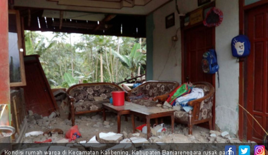 Kondisi rumah warga di Kecamatan Kalibening, Kabupaten Banjarenegara rusak parah karena gempa kemarin (18/4). - JPNN.com