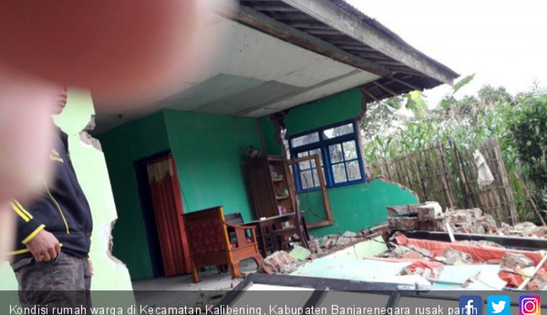 Kondisi rumah warga di Kecamatan Kalibening, Kabupaten Banjarenegara rusak parah karena gempa kemarin (18/4). - JPNN.com