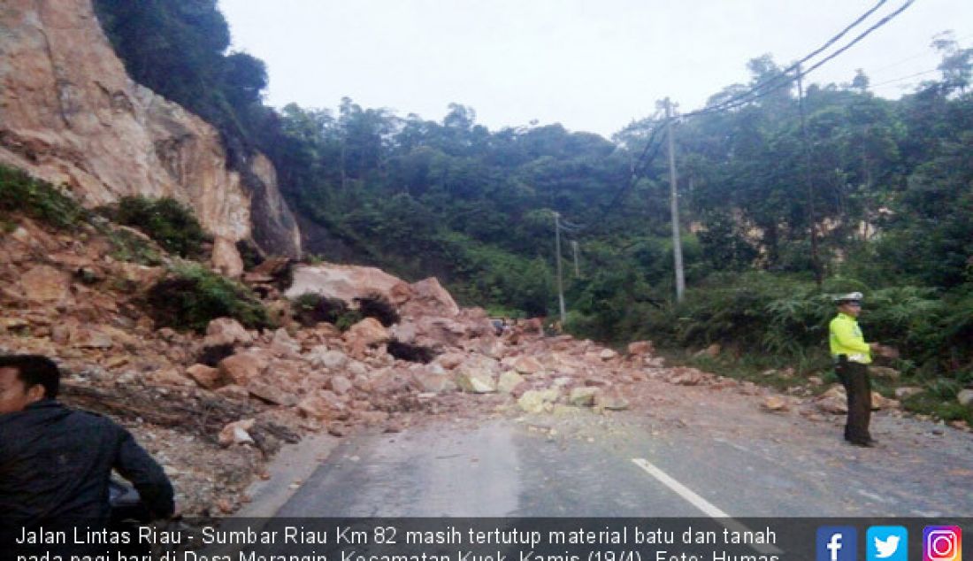Jalan Lintas Riau - Sumbar Riau Km 82 masih tertutup material batu dan tanah pada pagi hari di Desa Merangin, Kecamatan Kuok, Kamis (19/4). - JPNN.com