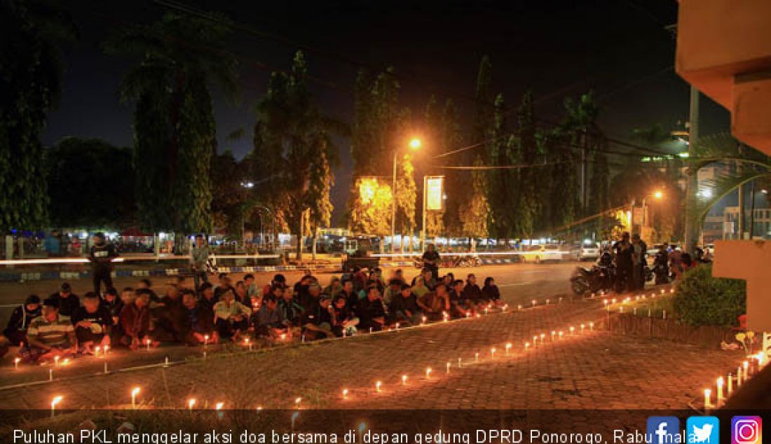 Puluhan PKL menggelar aksi doa bersama di depan gedung DPRD Ponorogo, Rabu malam (18/4). - JPNN.com