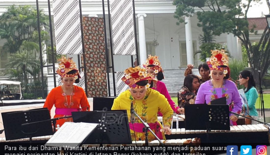 Para ibu dari Dharma Wanita Kementerian Pertahanan yang menjadi paduan suara mengisi peringatan Hari Kartini di Istana Bogor (kebaya putih) dan tampilan musik tradisional. - JPNN.com