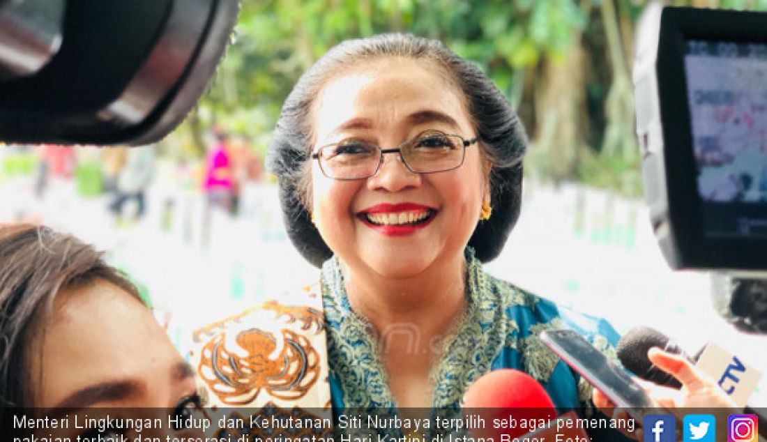 Menteri Lingkungan Hidup dan Kehutanan Siti Nurbaya terpilih sebagai pemenang pakaian terbaik dan terserasi di peringatan Hari Kartini di Istana Bogor. - JPNN.com