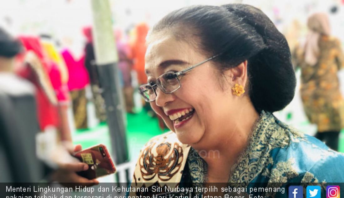 Menteri Lingkungan Hidup dan Kehutanan Siti Nurbaya terpilih sebagai pemenang pakaian terbaik dan terserasi di peringatan Hari Kartini di Istana Bogor. - JPNN.com